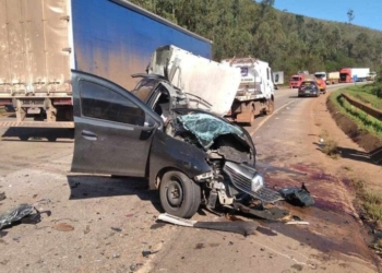 BR-040: Acidente envolvendo carro e carreta deixa uma pessoa morta e outra ferida, em Itabirito