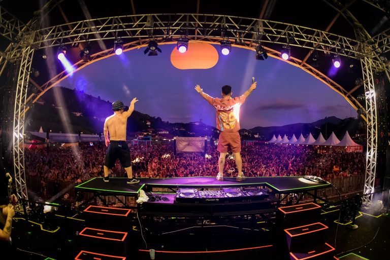 Carnaval 2024 de Ouro Preto: 3 horas de Dennis Dj, além do grupo Di propósito e Cat Dealers no Bloco Chapado