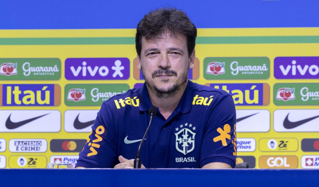 Fernando Diniz divulga lista de convocados para eliminatórias com Paulinho e outras novidades