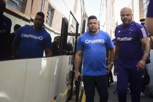 Técnico demitido, invasão de campo e jogos com portões fechados: Cruzeiro parece cada vez mais próximo do rebaixamento