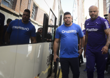 Técnico demitido, invasão de campo e jogos com portões fechados: Cruzeiro parece cada vez mais próximo do rebaixamento