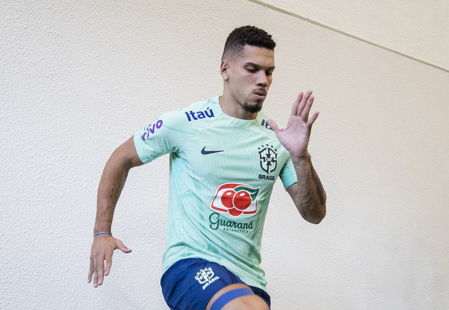 Paulinho é alvo de intolerância religiosa na sua estreia pela seleção principal