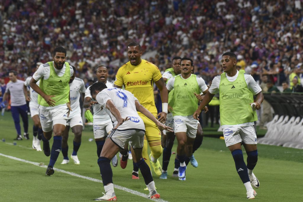 Cruzeiro vence, sai da zona de rebaixamento e respira fora do Z-4