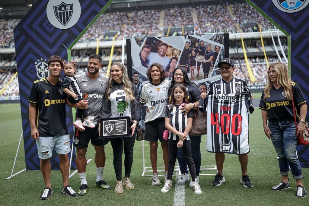Hulk é homenageado na Arena MRV antes da partida contra o Grêmio
