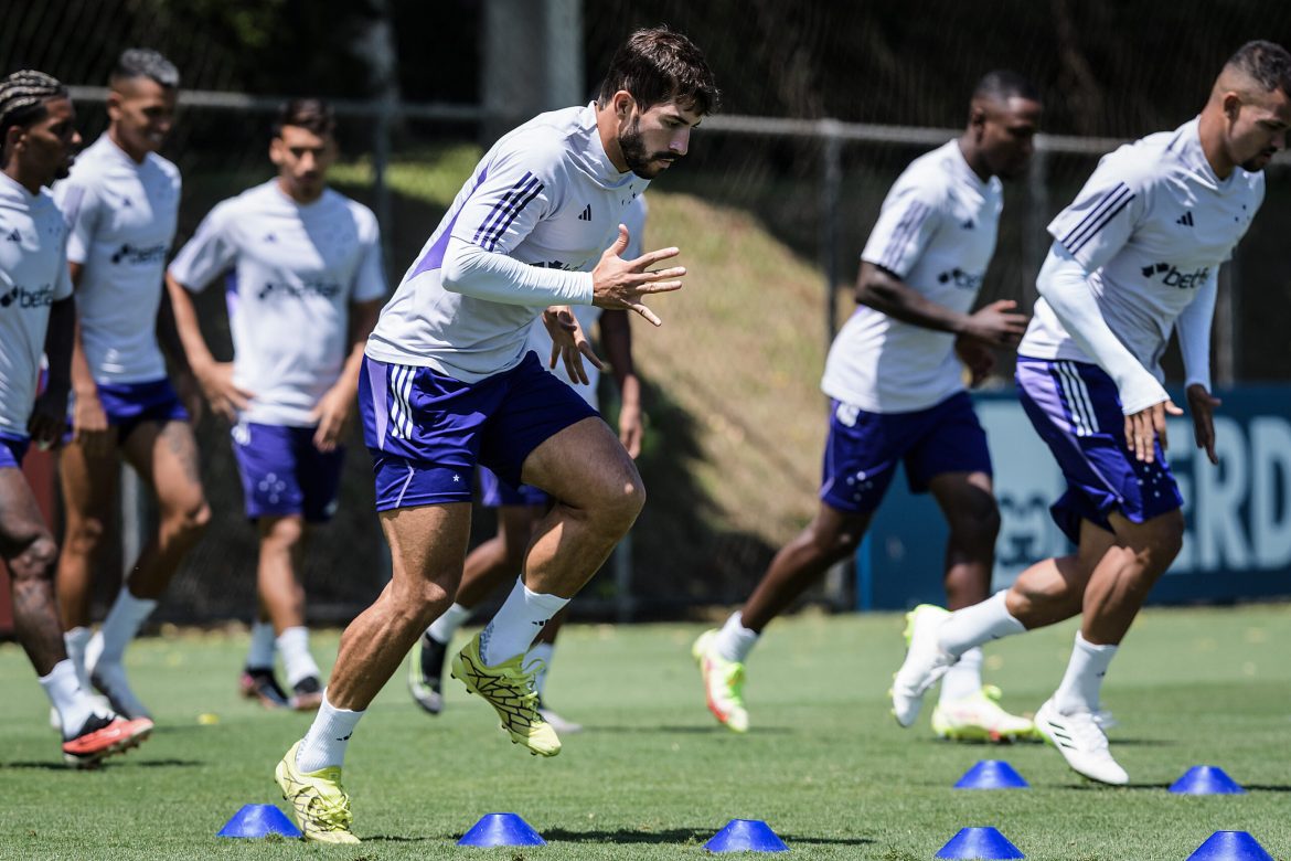 Cruzeiro enfrenta Goiás nesta segunda (27) precisando da vitória