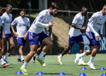 Cruzeiro enfrenta Goiás nesta segunda (27) precisando da vitória