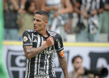 Atlético goleia Grêmio e torcida sonha com o título