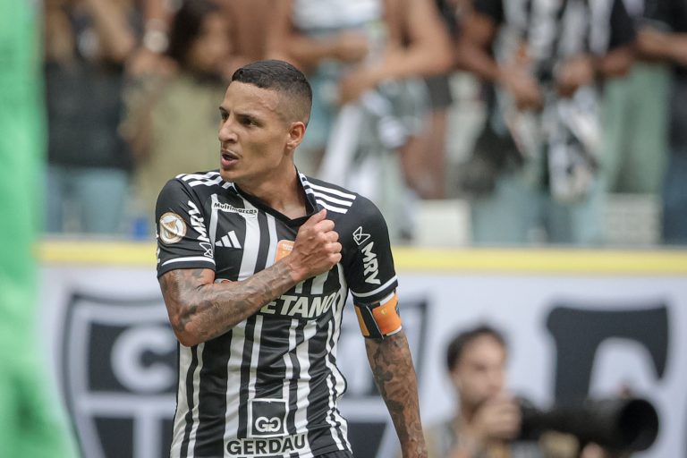 Atlético goleia Grêmio e torcida sonha com o título