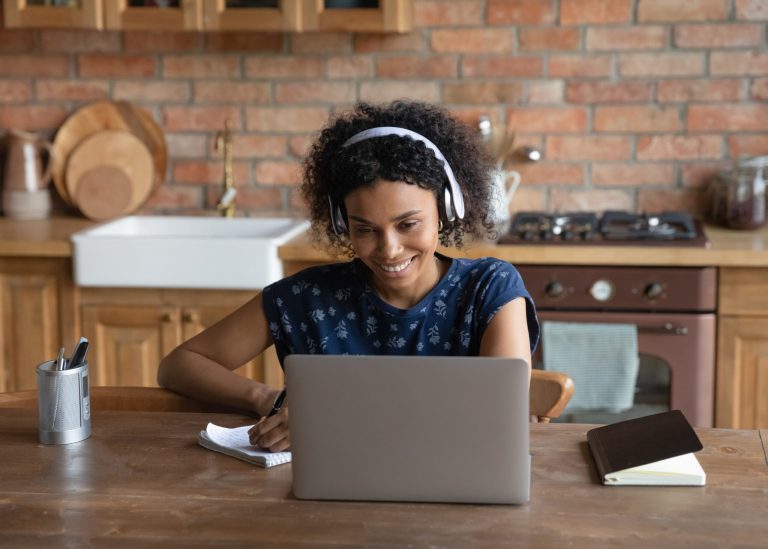 Faculdade disponibiliza cursos gratuitos on-line para estudantes de todo o Brasil