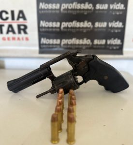 Polícia Militar cumpre Mandado de Busca e Apreensão e apreende arma de fogo e drogas, em Mariana (MG)