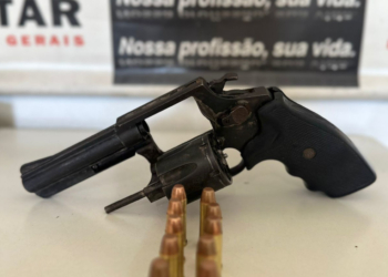 Polícia Militar cumpre Mandado de Busca e Apreensão e apreende arma de fogo e drogas, em Mariana (MG)