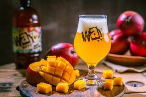 Tendência: verão 2024 será brindado com cervejas frutadas