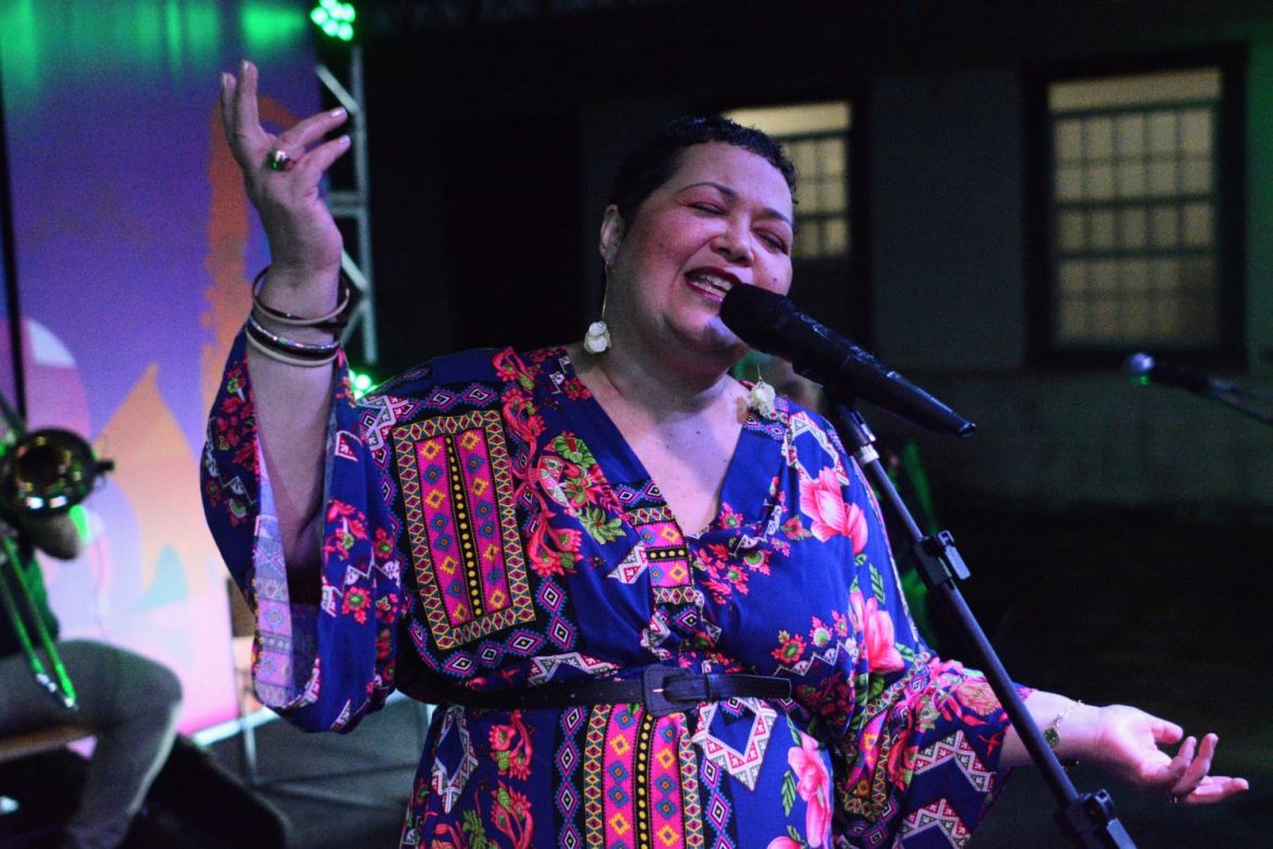 “Mulher é desdobrável: eu sou!” Conheça a história inspiradora de Erika Curtiss, artista ouro-pretana