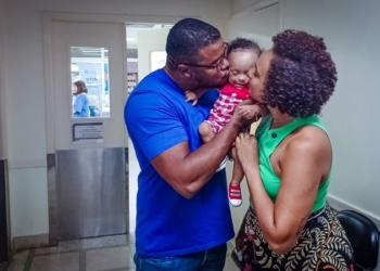 Bebê nascida com menos de meio quilo retorna, cheia de saúde, à Maternidade Odete Valadares para comemorar primeiro ano de vida