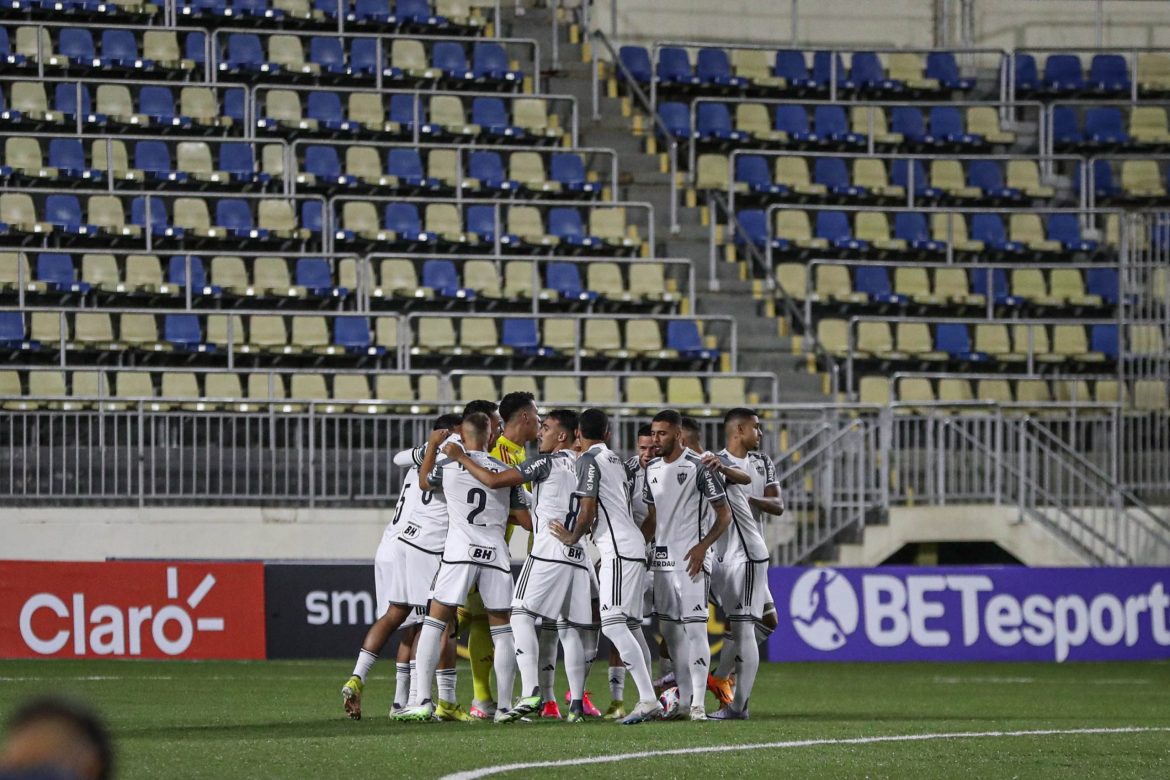 Atlético vence SKA Brasil de virada e avança na Copinha com 100% de aproveitamento