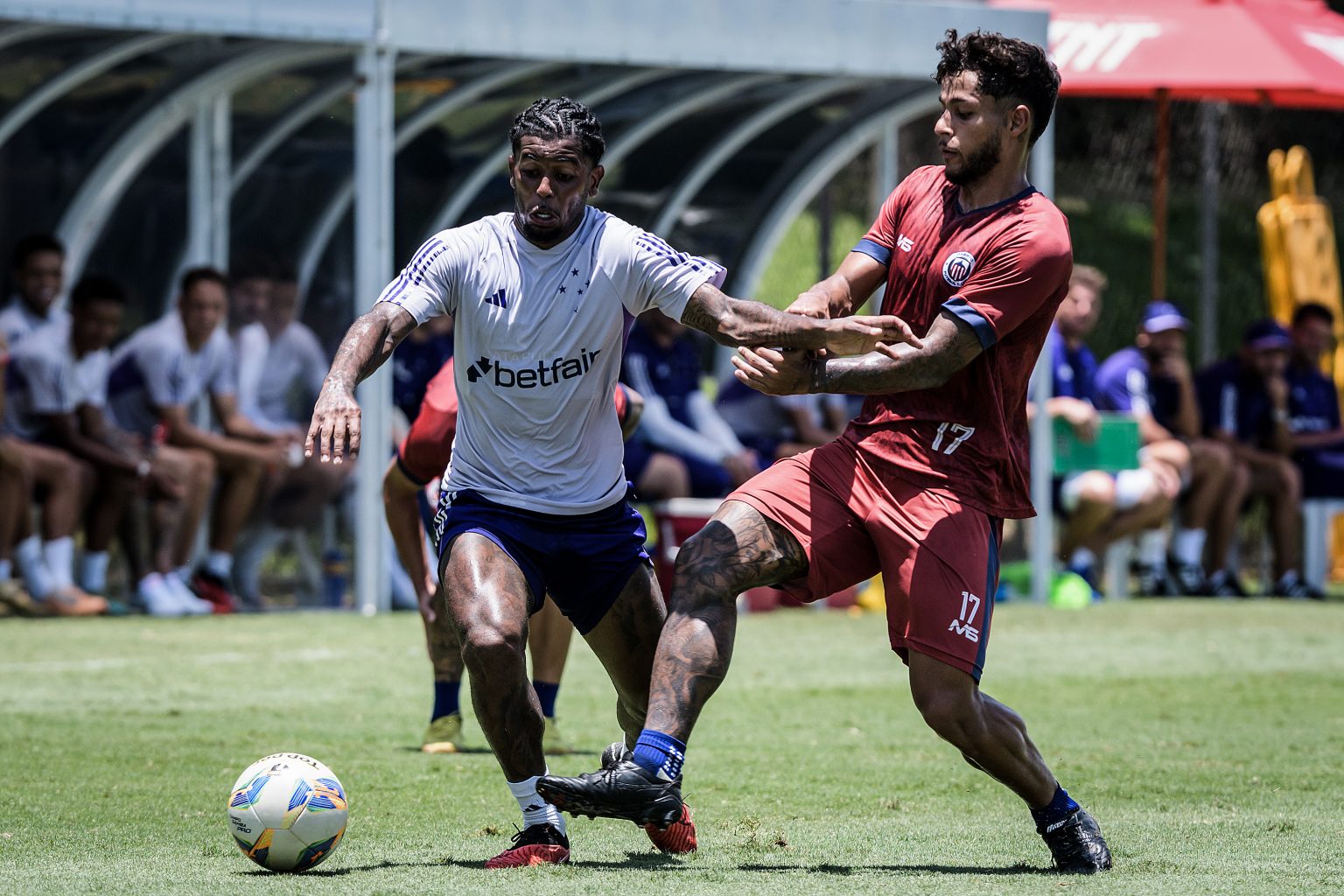 Cruzeiro vence Itabirito em jogo treino realizado na Toca da Raposa II