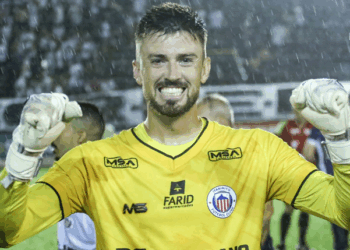 Goleiro do Itabirito, Elias celebra vitória histórica na estreia do Campeonato Mineiro