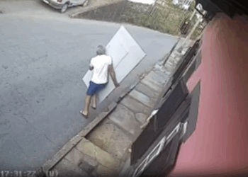 Por pouco! Pedestre sai ileso após ser atropelado por moto