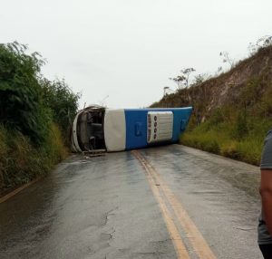 Acidente na Estrada Real: Trânsito está interditado nas duas vias Acidente na Estrada Real: Trânsito está interditado nas duas vias