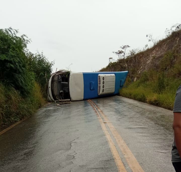 Ônibus tombou e interditou as duas vias da Estrada Real na altura de Ouro Branco e Ouro Preto. Foto: Encaminhada via redes sociais / Reprodução