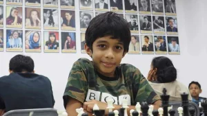 Menino prodígio de 8 anos faz história após derrotar grande mestre do xadrez Menino prodígio de 8 anos faz história após derrotar grande mestre do xadrez