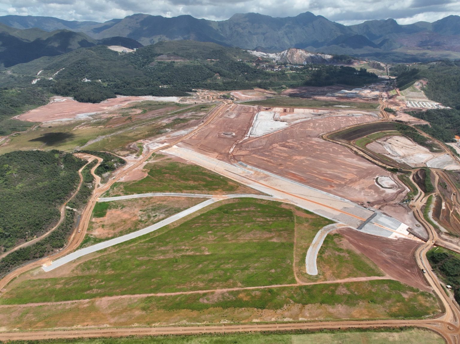 Samarco destina 95% do rejeito arenoso para as obras de descaracterização da barragem do Germano Samarco destina 95% do rejeito arenoso para as obras de descaracterização da barragem do Germano