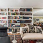 Nichos e prateleiras levam beleza e praticidade para os ambientes