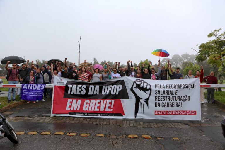 Técnicos da UFOP iniciam greve com ato no Campus Morro do Cruzeiro