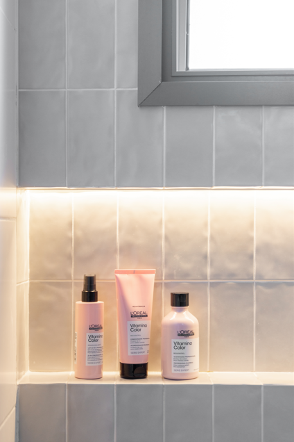 Uma boa ideia para um banho relaxante: luzes embutidas no entorno dos nichos deixam a área do box mais suave e atraente | Projeto do BMA Studio | Foto: Guilherme Pucci

