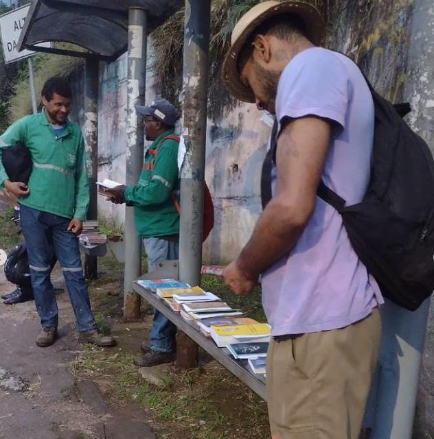População ouropretana acordou com muitos livros espalhados pela cidade. Foto: Prefeitura de Ouro Preto