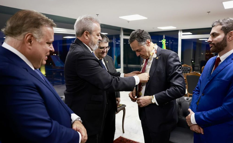 Prefeito Celso Cota realiza entrega da medalha Presidente Pedro Aleixo ao Ministro do Supremo Tribunal Federal, Luís Roberto Barroso. Foto: Celso Cota / Reprodução