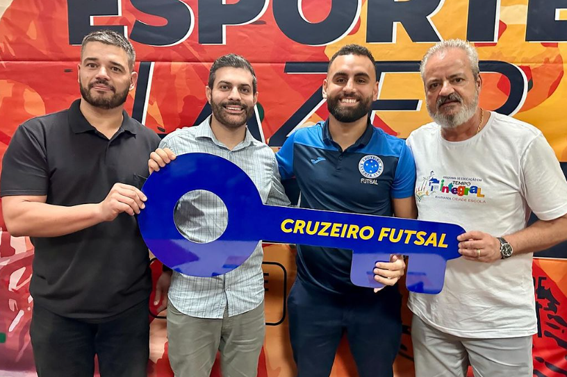 Gustavo Gomides, Cristiano Vilas Boas e Celso cota entregam chave da cidade para Cruzeiro Futsal. Foto: Celso Cota / Redes Sociais / Reprodução