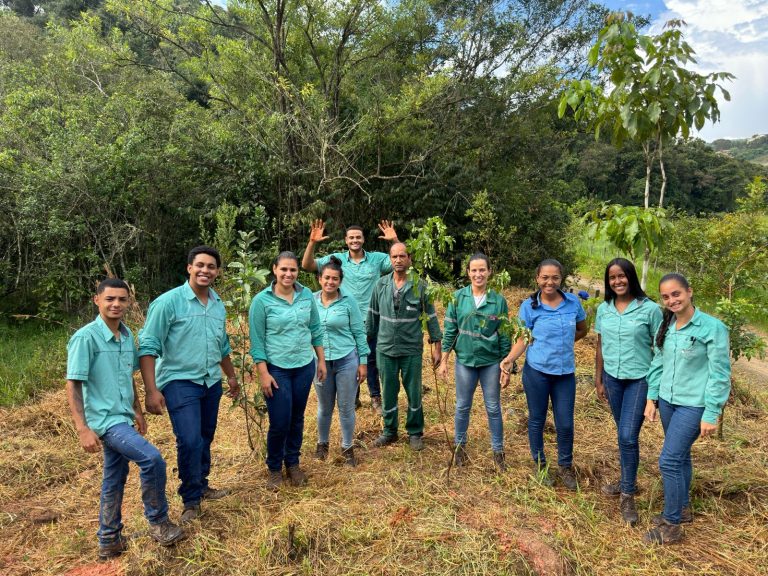 Irmãos Machado promove plantio de mudas de árvores em umas das nascentes que deságua no córrego Maracujá