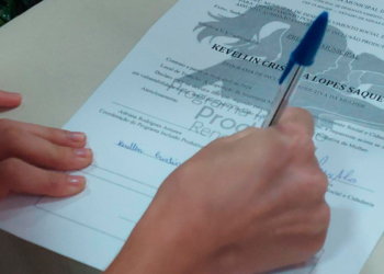 100 beneficiários assinam contrato para ingresso no Programa Inclusão Produtiva