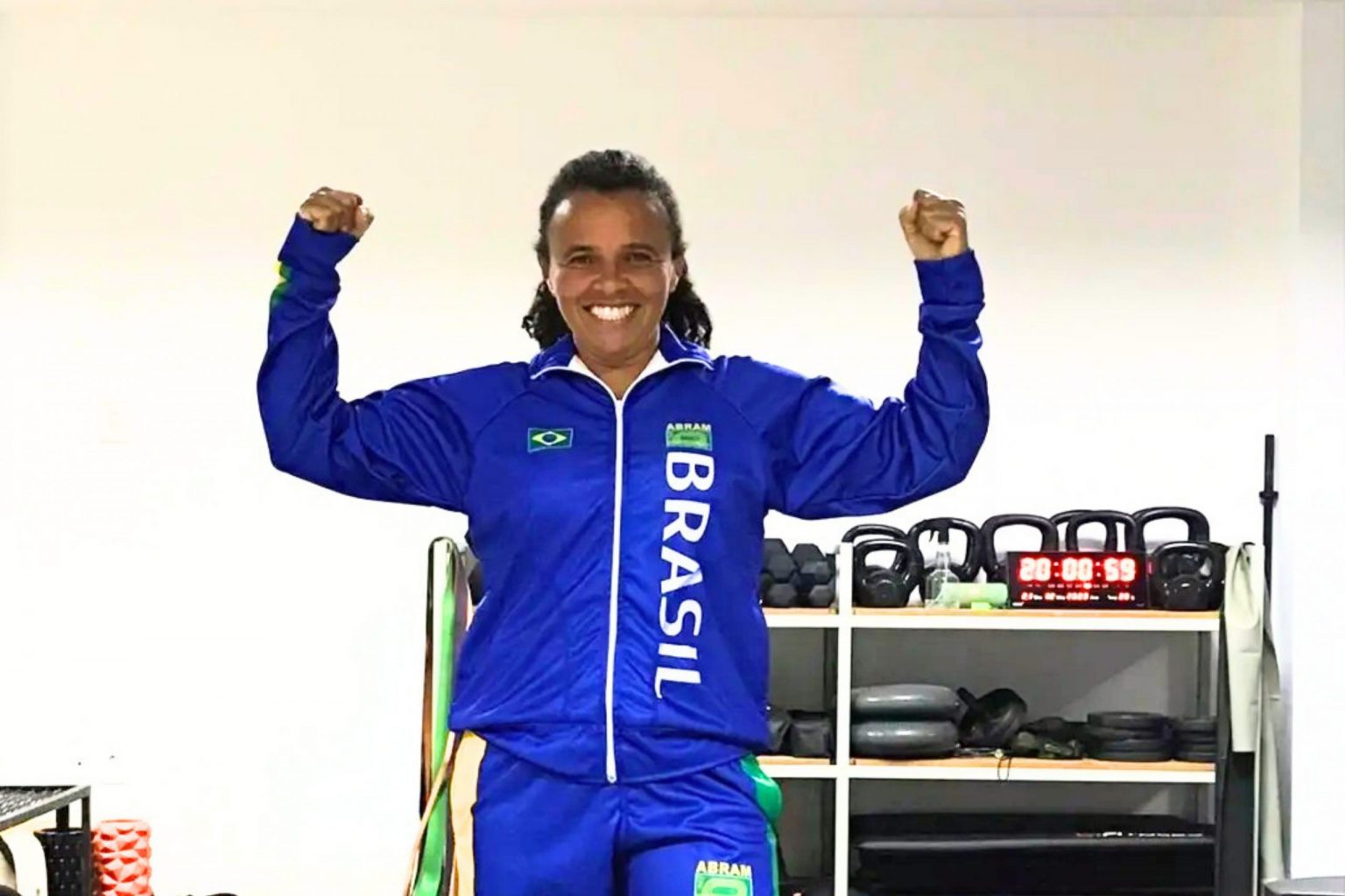 Atleta de Ouro Preto representará a cidade em Mundial de Atletismo na Suécia Márcia posa com o uniforme que utilizará no mundial de Atletismo em Gothemburgo. Foto: Acervo Pessoal