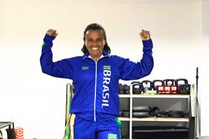 Márcia posa com o uniforme que utilizará no mundial de Atletismo em Gothemburgo. Foto: Acervo Pessoal