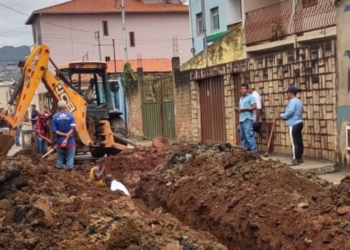 Obras na rede de esgoto interdita rua no Barro Preto, em Mariana