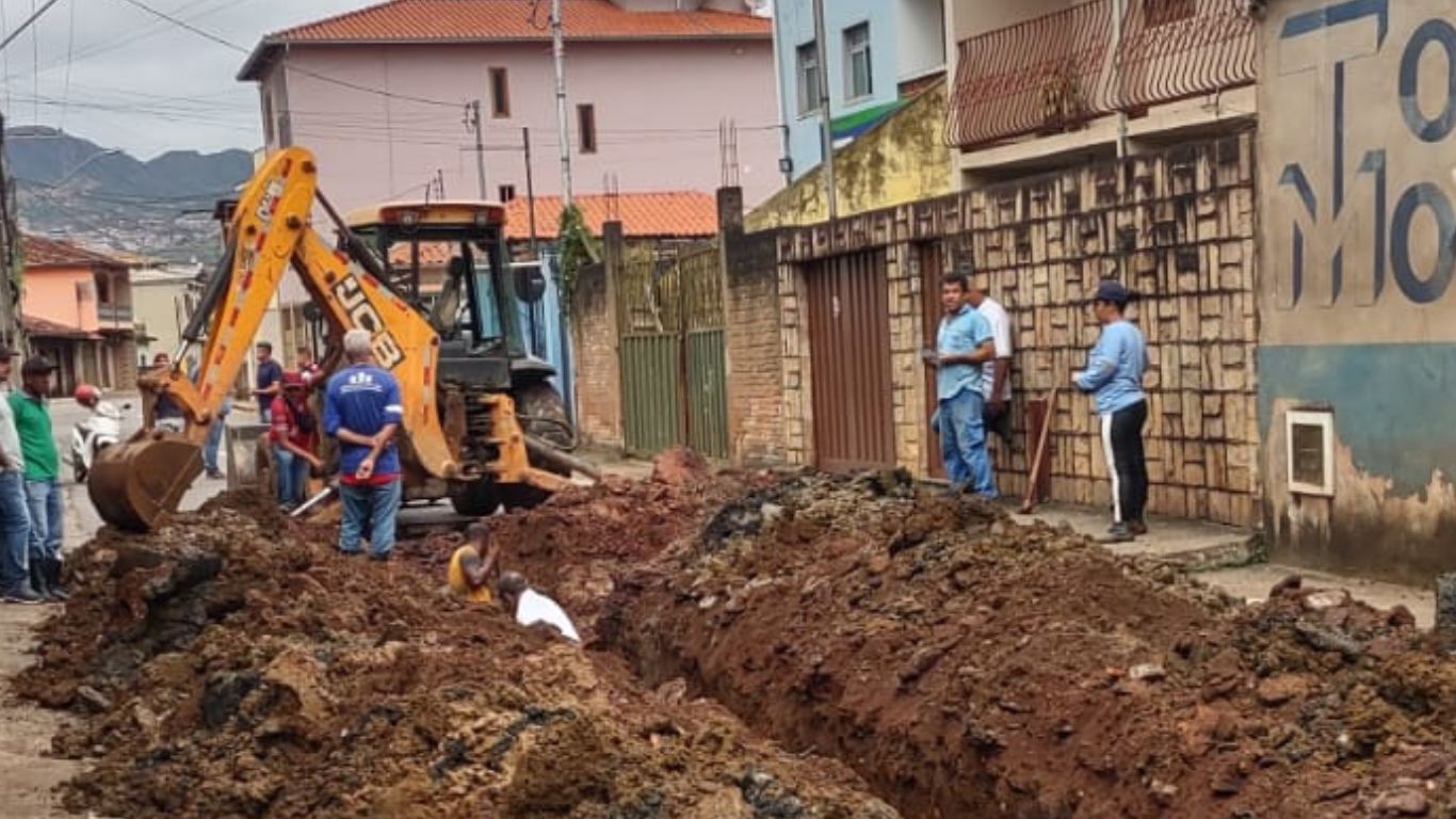Obras na rede de esgoto interdita rua no Barro Preto, em Mariana