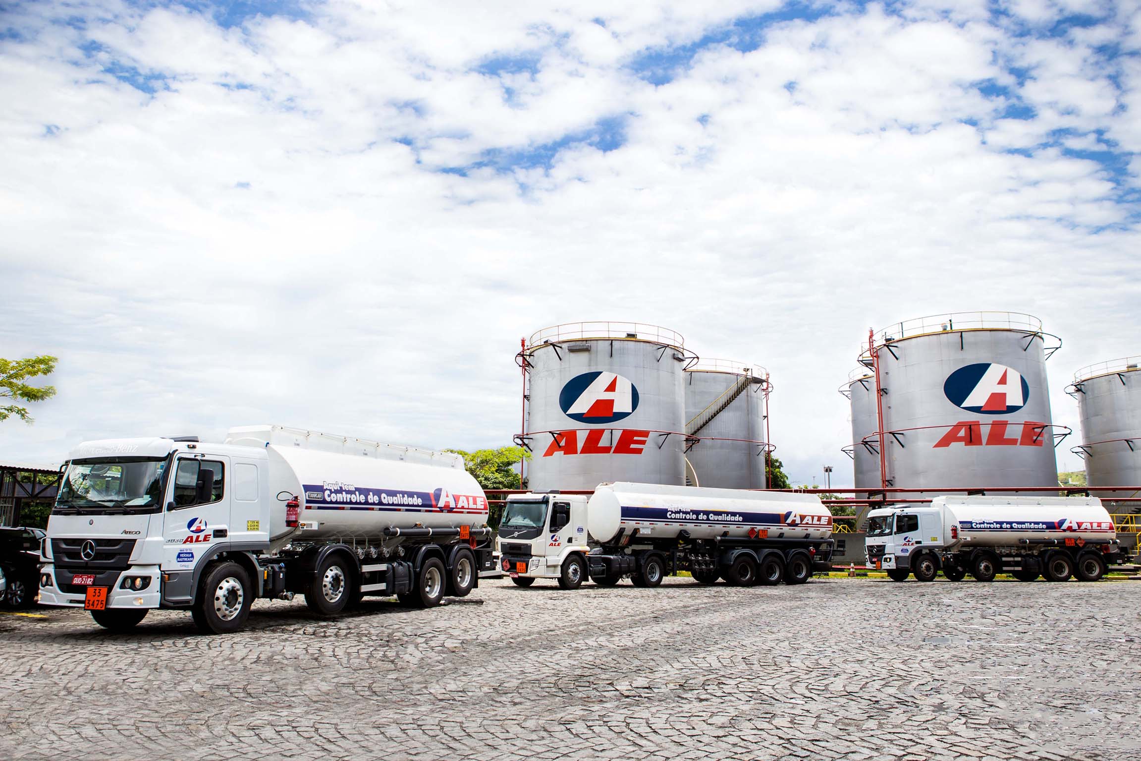 Caminhões na base de distribuição da Ale  - Foto: Gabriela Monteiro