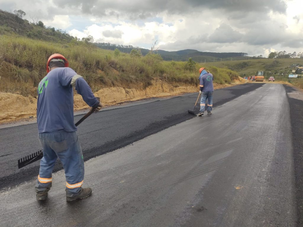 Estrada que liga Ouro Preto e Lavras novas está em obras para melhorias no asfalto Estrada que liga Ouro Preto e Lavras novas está em obras para melhorias no asfalto