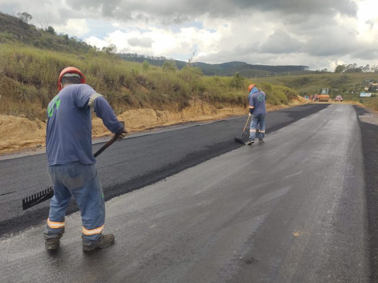 Estrada que liga Ouro Preto e Lavras novas está em obras para melhorias no asfalto