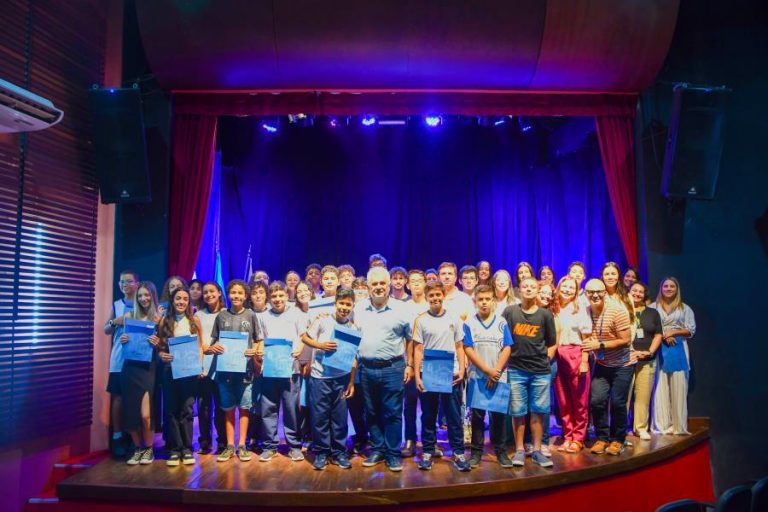 Alunos premiados em provas nacionais são homenageados em Itabirito