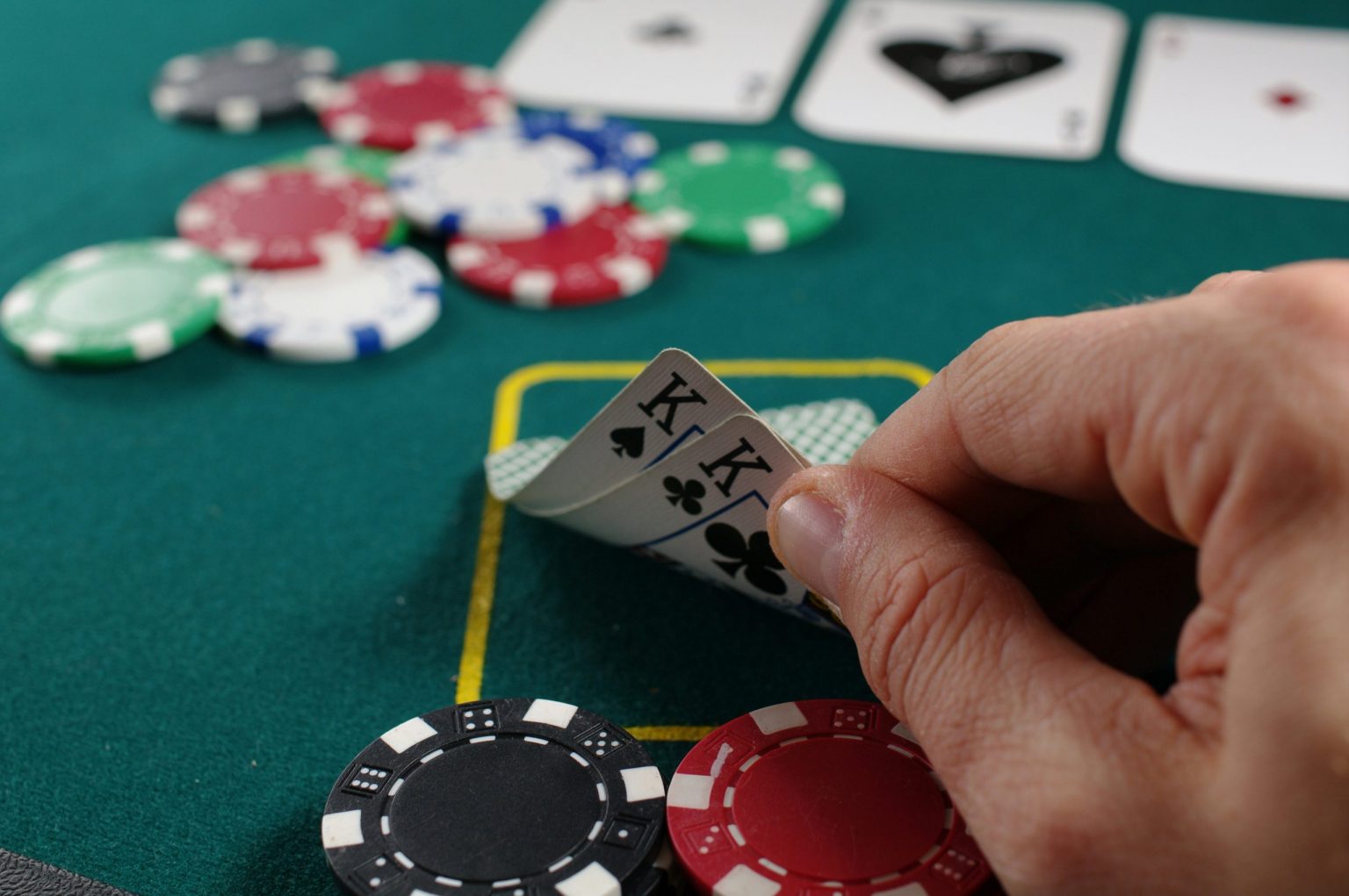 O dia em que o Coringa apareceu na mesa de pôquer e deixou os jogadores incrédulos O dia em que o Coringa apareceu na mesa de pôquer e deixou os jogadores incrédulos