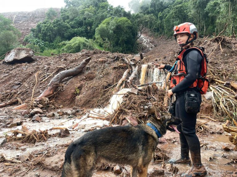 Corpo de Bombeiros Militar de Minas Gerais envia mais uma equipe para auxiliar nas buscas por desaparecidos no RS