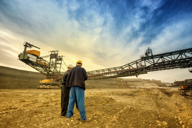 Mineradora oferece 16 oportunidades em Goiás e Minas Gerais