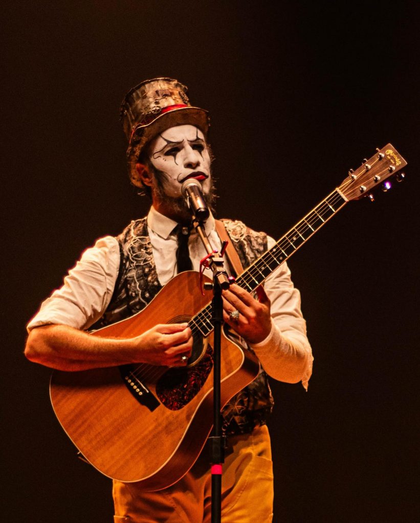 Fernando Anitelli apresenta O Teatro Mágico em Ouro Preto com show intimista “Histórias para Cantar” Fernando Anitelli apresenta O Teatro Mágico em Ouro Preto com show intimista "Histórias para Cantar"