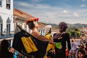 Encontro de Zé Pereiras movimenta as ruas de Ouro Preto neste sábado