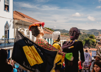 Encontro de Zé Pereiras movimenta as ruas de Ouro Preto neste sábado