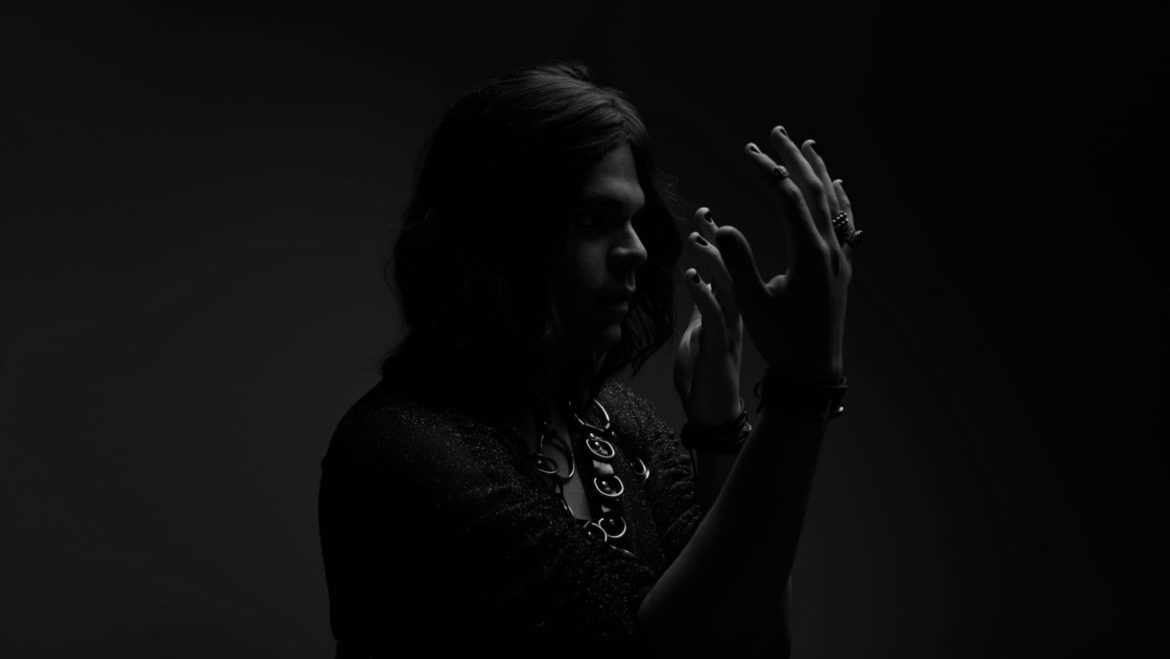 A jornada emocional de Marcus Yazbek em 'Ferida Crua’, seu mais recente álbum, detalhada em entrevista exclusiva