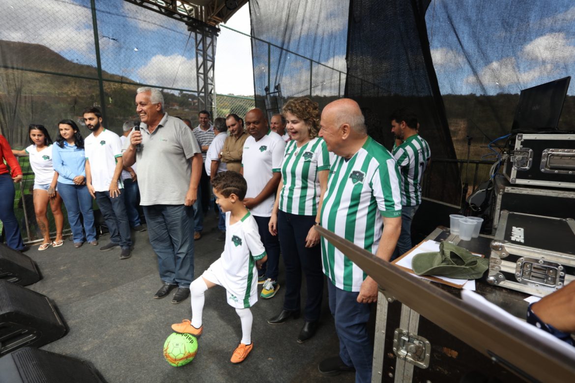 Prefeitura de Ouro Preto inaugura campo de futebol no Serra do Siqueira